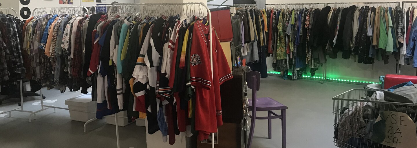 Toto jsou nejlepší second handy v Praze. Najdeš v nich kousky od Burberry, Gucci kabelky nebo kašmírové svetry za pár korun