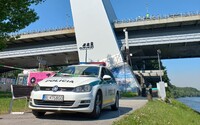 Tragédia v Bratislave: muž na Moste SNP odstavil auto a skočil na betónovú plochu. Pád neprežil