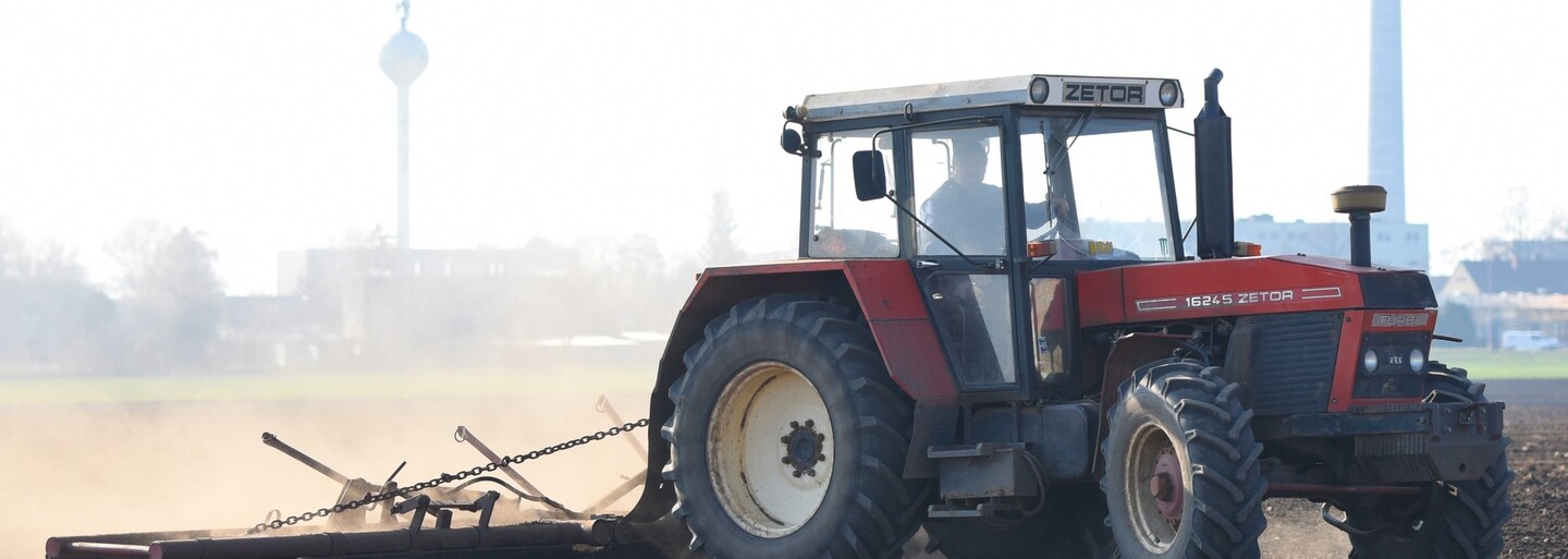 Traktor, který na vlečce převážel 18 lidí, havaroval. Na místo letěl vrtulník