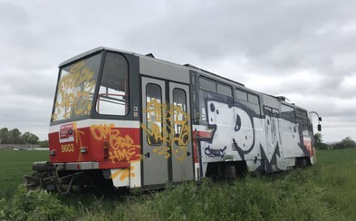 Tramvaj ponechanou u dálnice D1 v noci posprejovali Tramvaj ponechanou u dálnice D1 v noci posprejovali