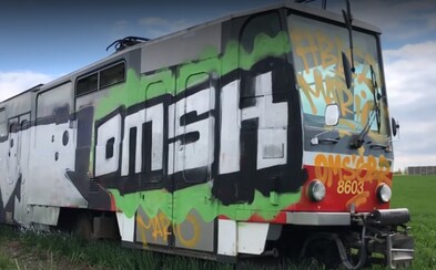 Tramvaj u dálnice D1 znovu pomalovali sprejeři Tramvaj u dálnice D1 znovu pomalovali sprejeři
