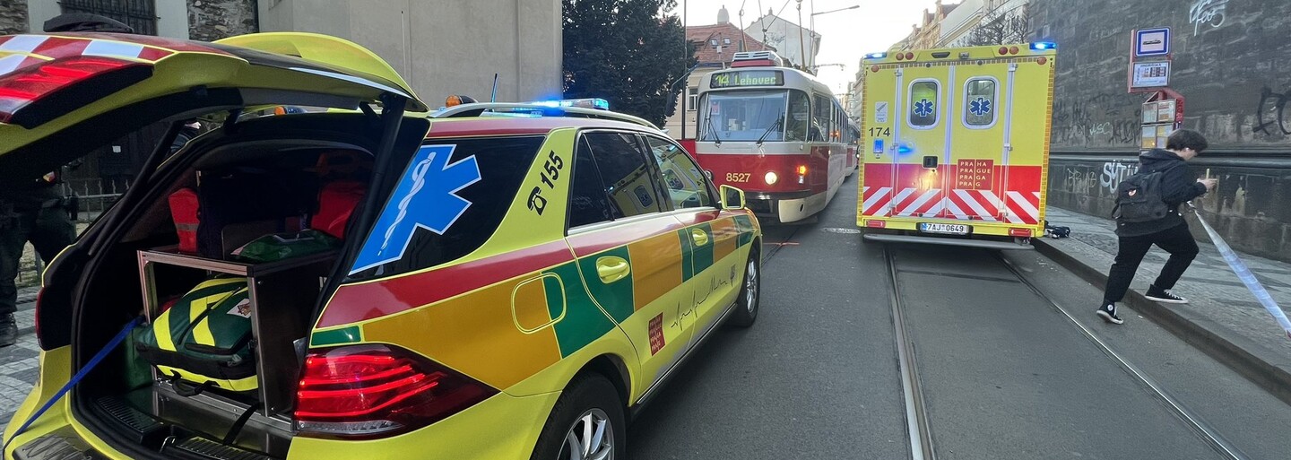Tramvaj v Praze srazila dvě dívky. Jedna přišla o nohu, vyprošťovali ji hasiči