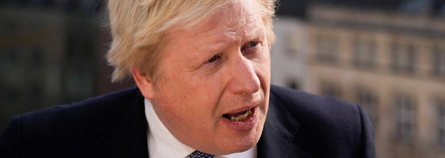 Transgender ženy by neměly soutěžit v ženském sportu, prohlásil Boris Johnson