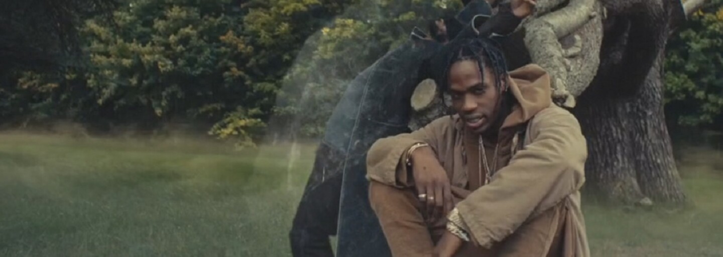 Travis Scott a Kanye West prehovárajú k hrobu nenásytných vydavateľstiev vo videu Piss On Your Grave