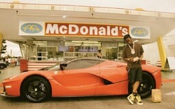 Travis Scott má své menu v McDonald's. Raper přijel svůj burger ochutnat v červeném Ferrari