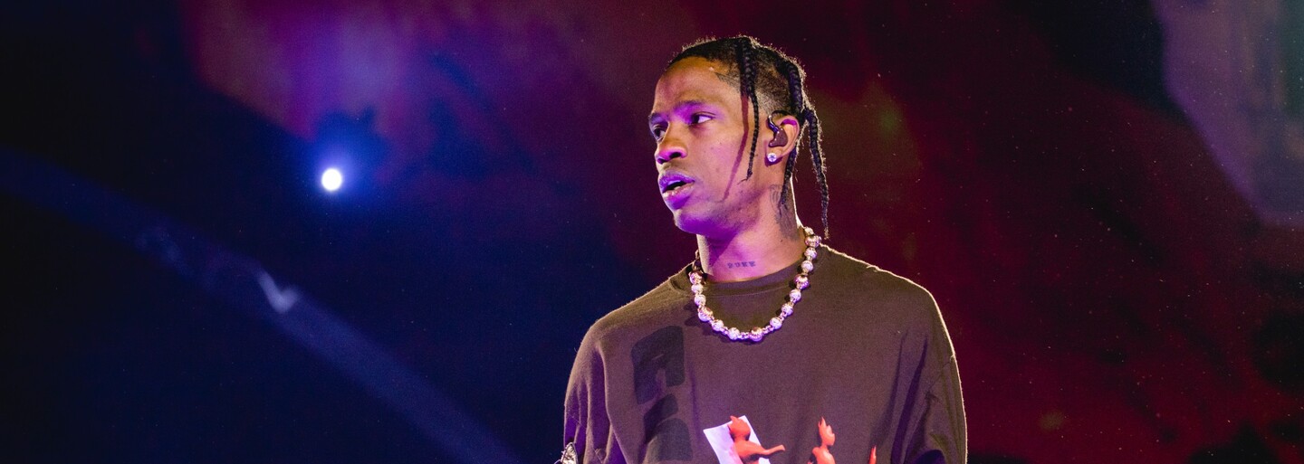 Travis Scott sa objavil na afterparty festivalu Coachella. Prekvapenému publiku ponúkol minikoncert a vyskúšal si aj rolu DJ-a
