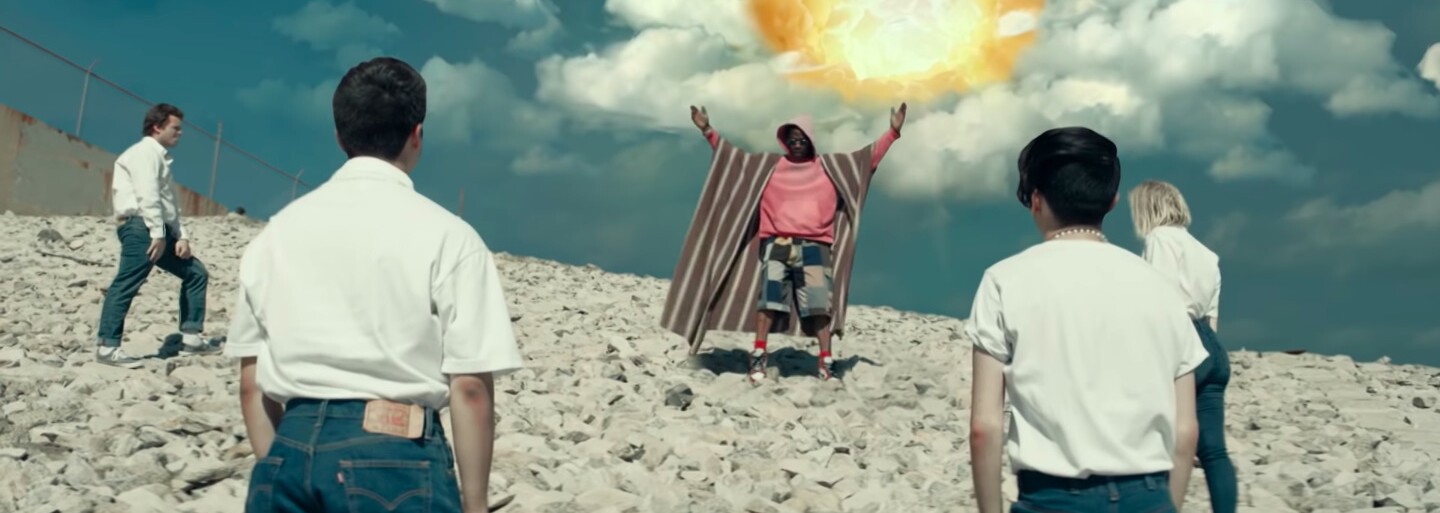 Travis Scott sa snaží byť Bohom. V biblickom videoklipe nakoniec umiera