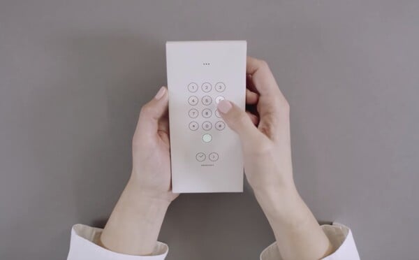 Trávíš spoustu času na mobilu? Díky Googlu si můžeš vytisknout krabičku a telefon bude mít jen základní funkce