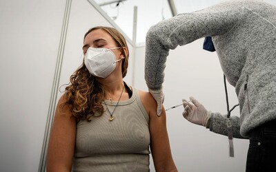 Treťou dávkou vakcíny je na Slovensku zaočkovaných už takmer 335 000 osôb