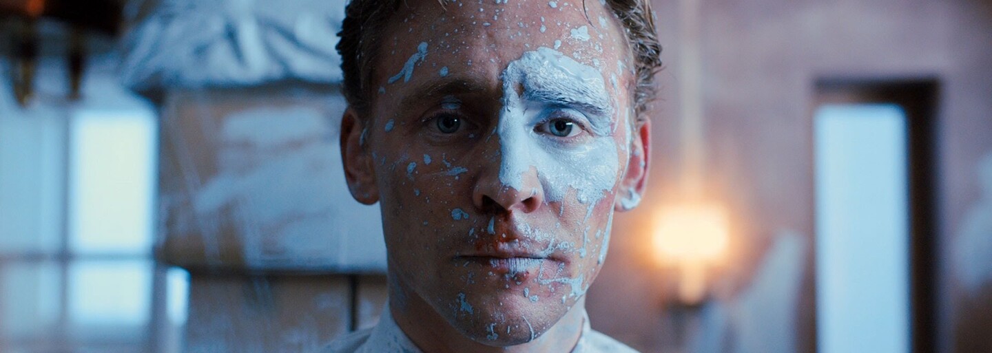 Triedny boj s Tomom Hiddlestonom oblieka utopický kabát aj po tretíkrát a ocitá sa tak opäť v centre pozornosti