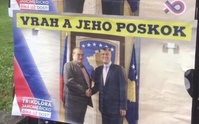 Trikolóra vyvěsila plakát, na kterém je Schwarzenberg s kosovským prezidentem. Vrah a jeho poskok, stojí v popisku