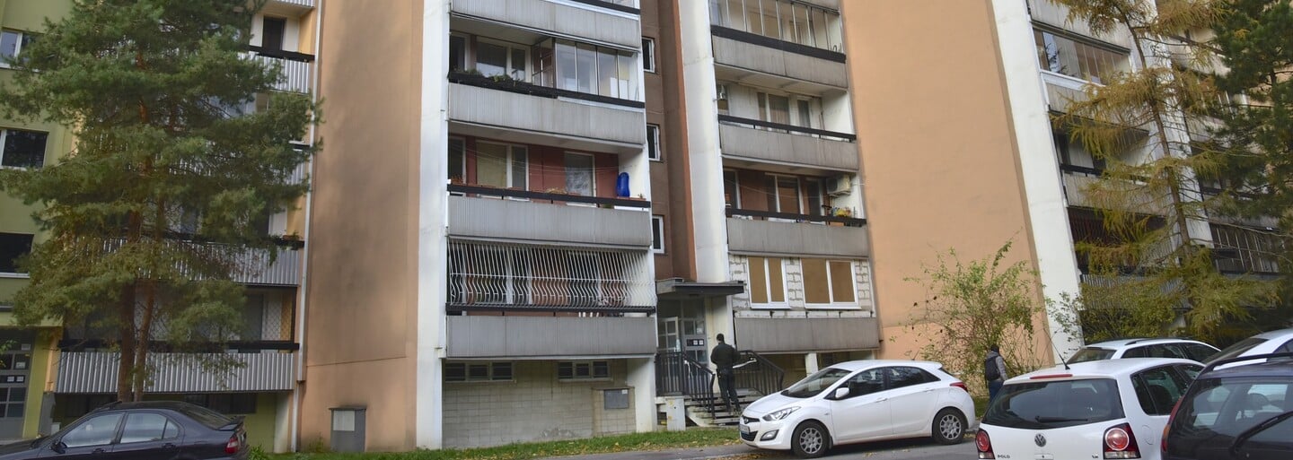 Tříleté plačící dceři hrozila, že ji hodí z balkonu v 6. patře. Ruska své dítě nakonec neudržela a pustila ho na zem