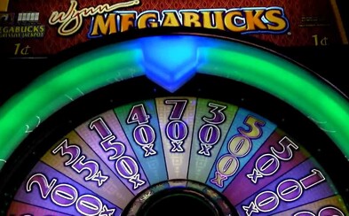 Trojdolárové stávky vyniesli Havajčanke v lasvegaskom kasíne takmer 10 miliónov eur. Automaty jej nakoniec priniesli šťastie Trojdolárové stávky vyniesli Havajčanke v lasvegaskom kasíne takmer 10 miliónov eur. Automaty jej nakoniec priniesli šťastie