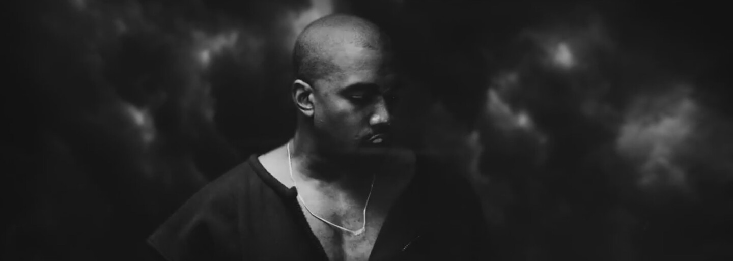 Trojica Big Sean, Drake a Kanye West je požehnaná v temnom videu na Blessings