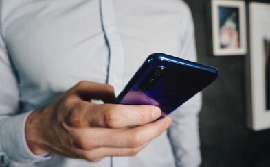 Trojitý foťák, skener odtlačkov v displeji aj štedrá RAM. Otestovali sme Xiaomi Mi 9 SE, ktorý Slovákov hneď zaujal Trojitý foťák, skener odtlačkov v displeji aj štedrá RAM. Otestovali sme Xiaomi Mi 9 SE, ktorý Slovákov hneď zaujal