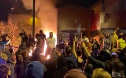 Trump hrozí, že do Minneapolis pošle armádu. Demonstrace zuří po celých USA