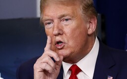 Trump navrhol, aby sme dezinfekciu vpichli do tela pacientov s ochorením Covid-19. Vraj by vyčistili napadnuté pľúca