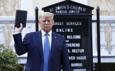 Trump nechal rozehnat demonstranty, jen aby se mohl vyfotit s Biblí v ruce Trump nechal rozehnat demonstranty, jen aby se mohl vyfotit s Biblí v ruce