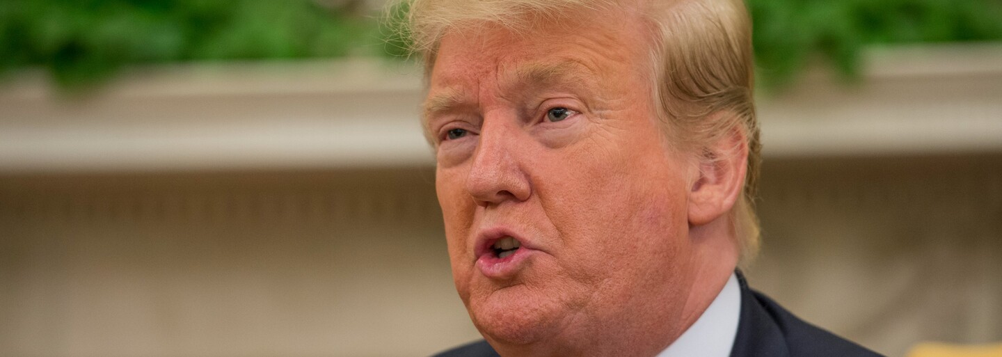 Trump tvrdí, že ho v úterý zatknou. Měl vyplácet úplatky za mlčení ženám, se kterými měl údajně sex