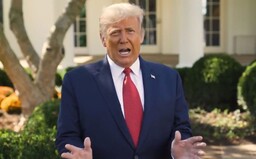 Trump vyhlásil, že prinúti Čínu zaplatiť za pandémiu Covid-19. Svoju nákazu označil za požehnanie od Boha