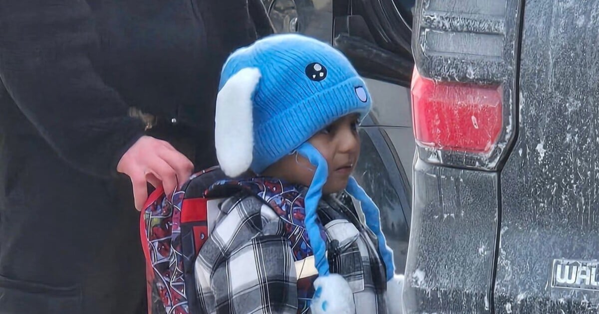 Pětiletý Liam už je se svým otcem doma. ICE oba propustila z vazby