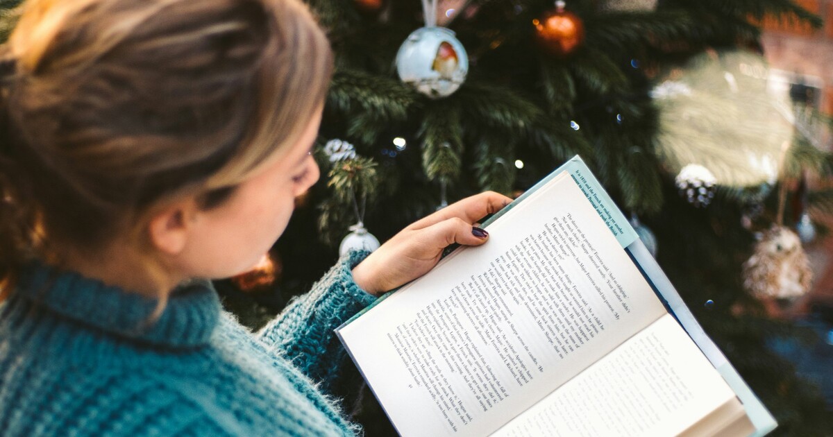 Lepší vánoční dárek nenajdeš. Vybíráme 12 knížek, které letos mají největší hype