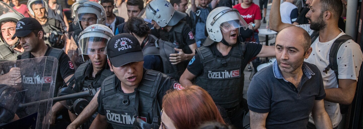 Turecká policie násilně rozehnala účastníky LGBTQ+ pochodu v Istanbulu. Zadržela stovky lidí