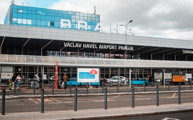 Turisté letěli z Německa do Prahy, cestou si zpívali nacistickou hymnu. Hrozí jim tři roky vězení Turisté letěli z Německa do Prahy, cestou si zpívali nacistickou hymnu. Hrozí jim tři roky vězení