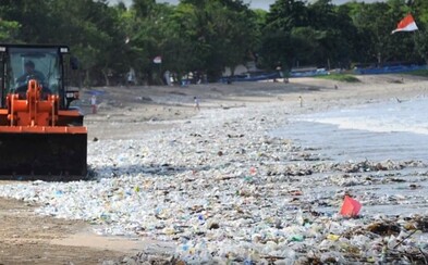 Turisté se na Bali brodí hromadami odpadků. Denně se jich na plážích objeví 100 tun Turisté se na Bali brodí hromadami odpadků. Denně se jich na plážích objeví 100 tun