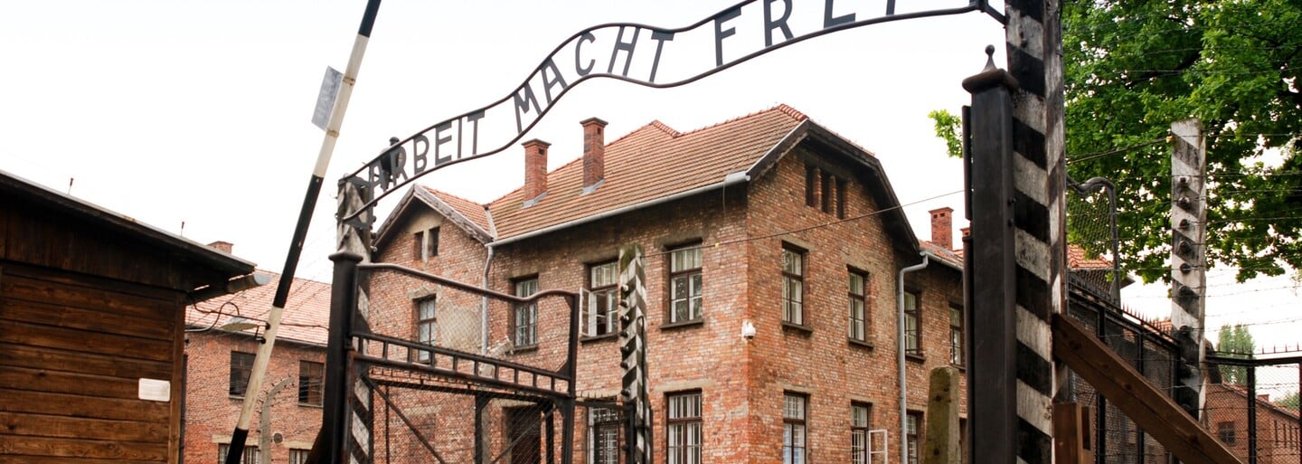 Turistku zadržali, keď hajlovala pred vstupom do koncentračného tábora Osvienčim. Pózovala na fotku pre manžela
