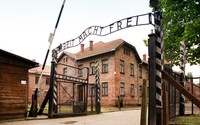 Turistku zadržali, keď hajlovala pred vstupom do koncentračného tábora Osvienčim. Pózovala na fotku pre manžela