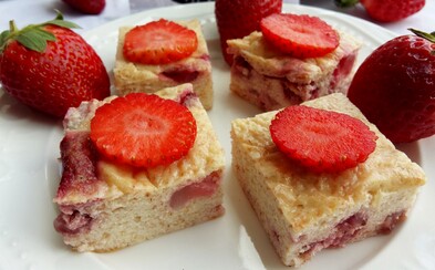 Tvarohovo-krupicový koláč s jahodami má minimum kalorií a 5 gramů bílkovin v jednom kousku (Recept) Tvarohovo-krupicový koláč s jahodami má minimum kalorií a 5 gramů bílkovin v jednom kousku (Recept)