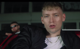 Tvůj raper dává beef, Maniak vidí jenom sóju. Budem legendy jak Ori, vzkazuje ve videu Ballerbyn