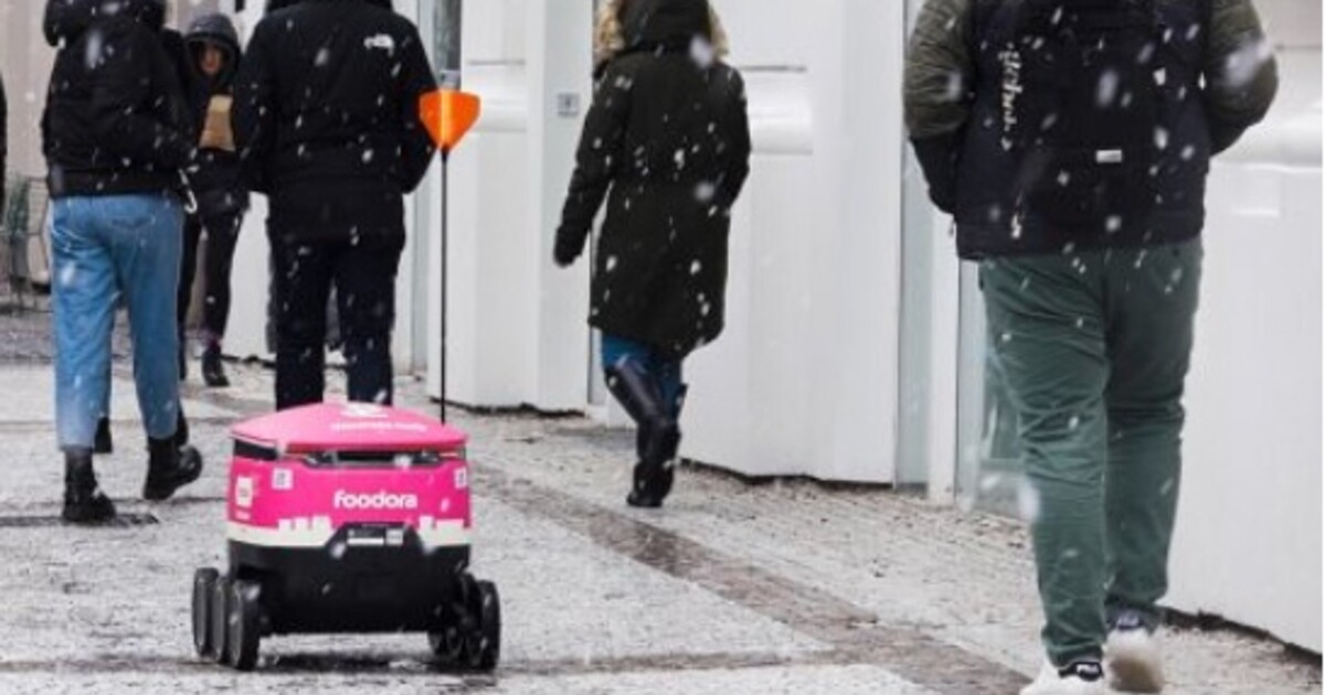 Foodora začala v Praze testovat novou funkci. Jídlo ti doveze robot