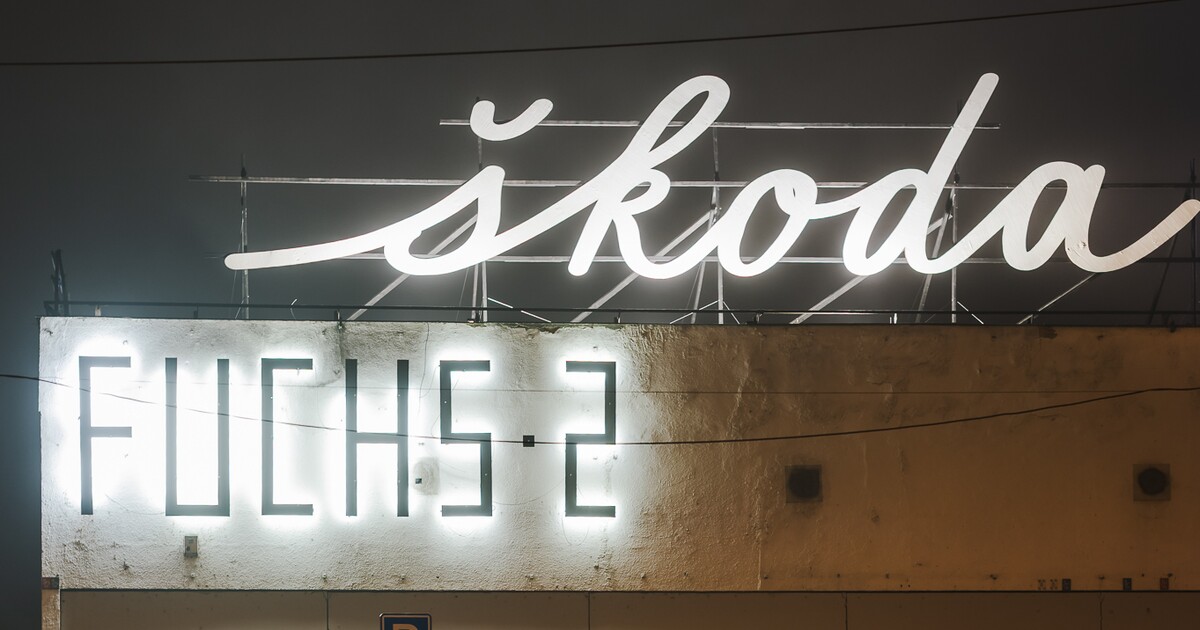 Ikonický Fuchs2 zdobí nový nápis. Glosuje klima, dopravu i politiku