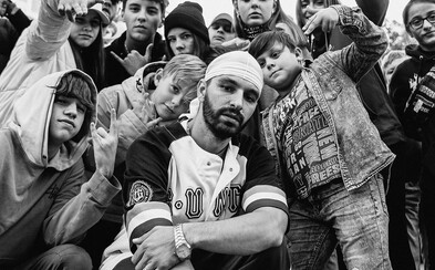 Ty jsi dron, sleduješ mě, kudy chodím, rapuje Koky v novém klipu na kanále Most Wanted. Boombap mu rozhodně není cizí Ty jsi dron, sleduješ mě, kudy chodím, rapuje Koky v novém klipu na kanále Most Wanted. Boombap mu rozhodně není cizí