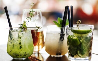 Týchto 5 osviežujúcich drinkov musíš v lete ochutnať. Vyšperkované verzie tradičných koktejlov si zvládneš pripraviť aj doma Týchto 5 osviežujúcich drinkov musíš v lete ochutnať. Vyšperkované verzie tradičných koktejlov si zvládneš pripraviť aj doma