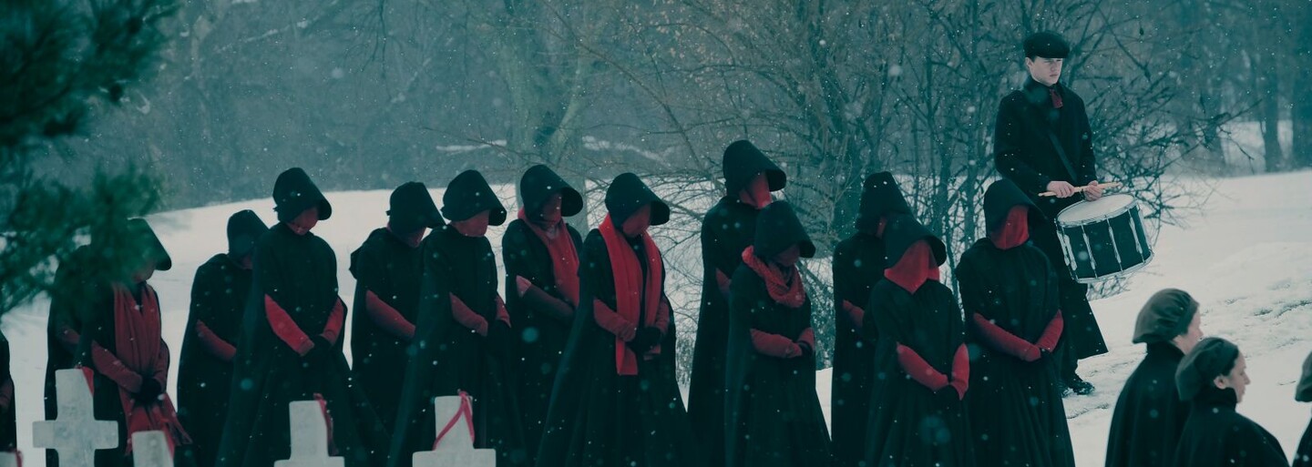 Týrané ženy sa v debutovej ukážke z 2. série Handmaid’s Tale plnej bolesti a strachu pripravujú na krvavú vzburu v totalitnom USA