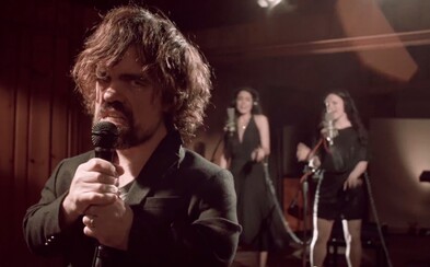 Tyrion z Game of Thrones spoločne s kapelou Coldplay predstavujú muzikálovú verziu známeho seriálu Tyrion z Game of Thrones spoločne s kapelou Coldplay predstavujú muzikálovú verziu známeho seriálu
