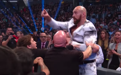 Tyson Fury se nechal vyprovokovat během wrestlingového zápasu. Musela ho držet ochranka Tyson Fury se nechal vyprovokovat během wrestlingového zápasu. Musela ho držet ochranka