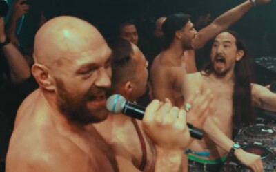 Tyson Fury sa po výhre nad Wilderom poriadne odviazal na párty vo Vegas. Polonahý si dokonca zaspieval známu pesničku