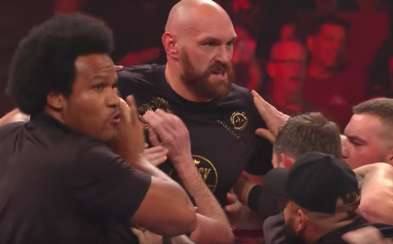 Tyson Fury si to rozdal s wrestlingovým šampionem přímo v ringu. Bývalý strongman se vrátil s cílem naložit mu i po rozhovoru Tyson Fury si to rozdal s wrestlingovým šampionem přímo v ringu. Bývalý strongman se vrátil s cílem naložit mu i po rozhovoru