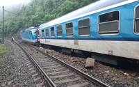 U Karlštejna vykolejil vlak po nárazu do spadlé skály, pět lidí se lehce zranilo