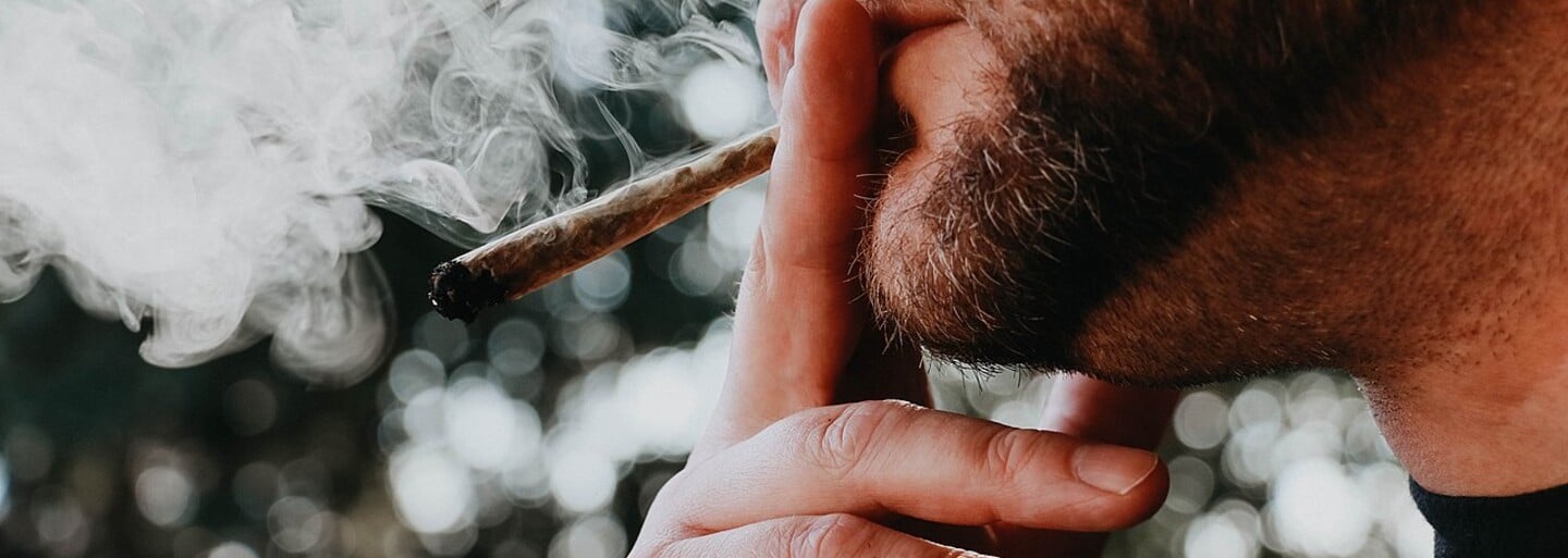 U mladého Slováka našli policisté dvakrát marihuanové cigarety. Soud mu napařil 12,5 let za mřížemi