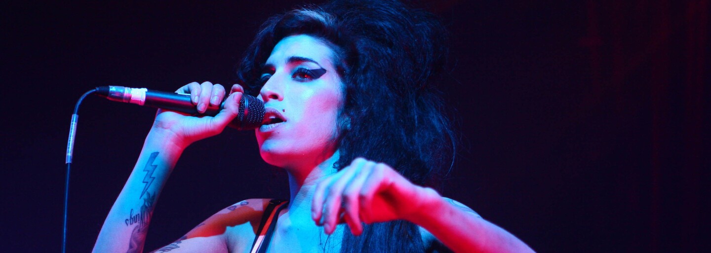 Uběhlo deset let od smrti Amy Winehouse. Rodina se v novém dokumentu vyrovnává s její ztrátou (Recenze)