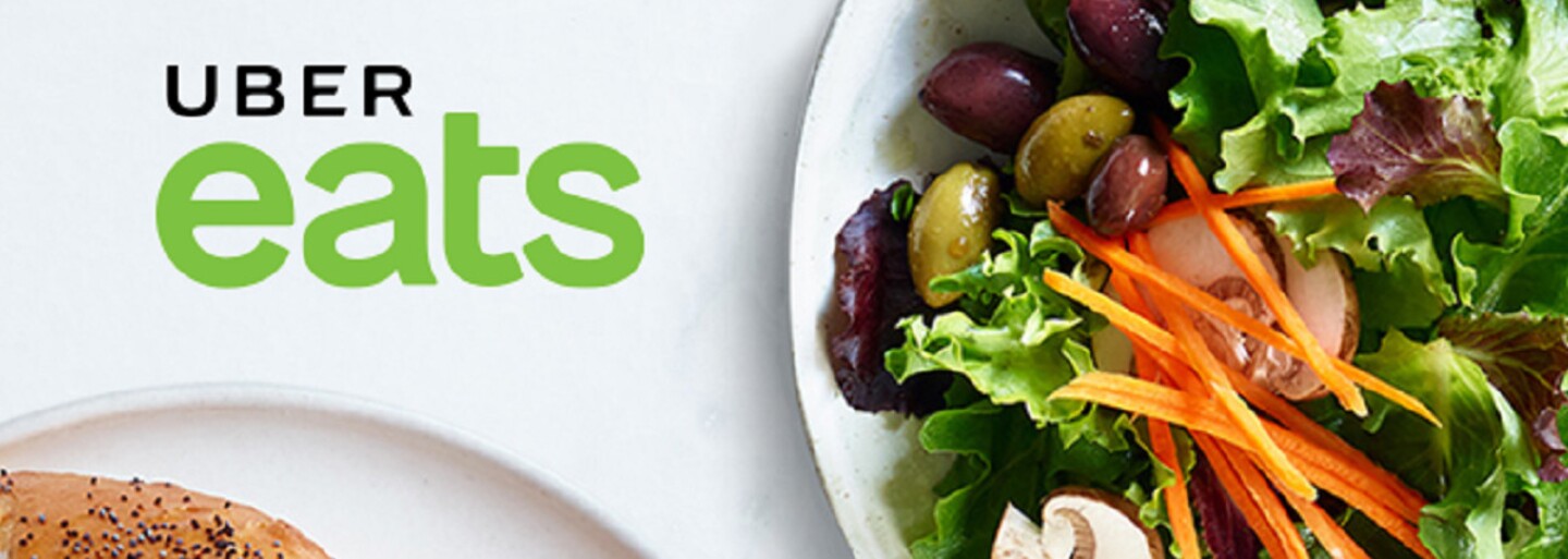 Uber Eats startuje v Česku. Kam doručuje a jaká je jeho nabídka oproti konkurenci?