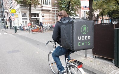 Uber Eats startuje v Česku. Kam doručuje a jaká je jeho nabídka oproti konkurenci? Uber Eats startuje v Česku. Kam doručuje a jaká je jeho nabídka oproti konkurenci?