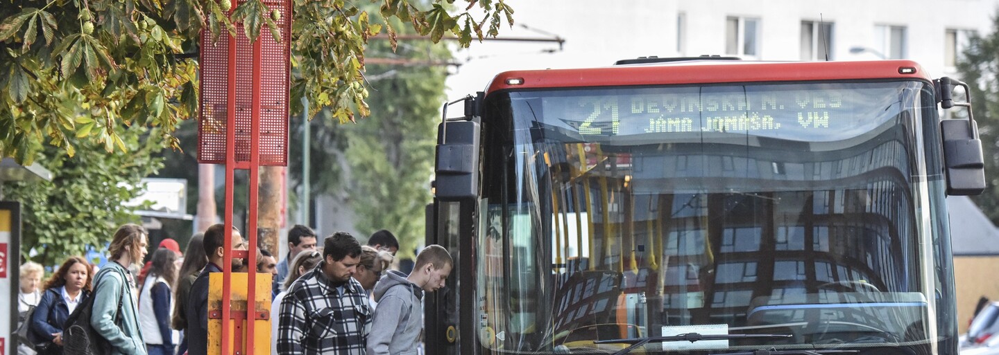 UBER skončil, ako sa teraz prepravovať po Bratislave? Použiť sa dajú ďalšie aplikácie, no vyskúšať môžeš aj MHD či bicykel