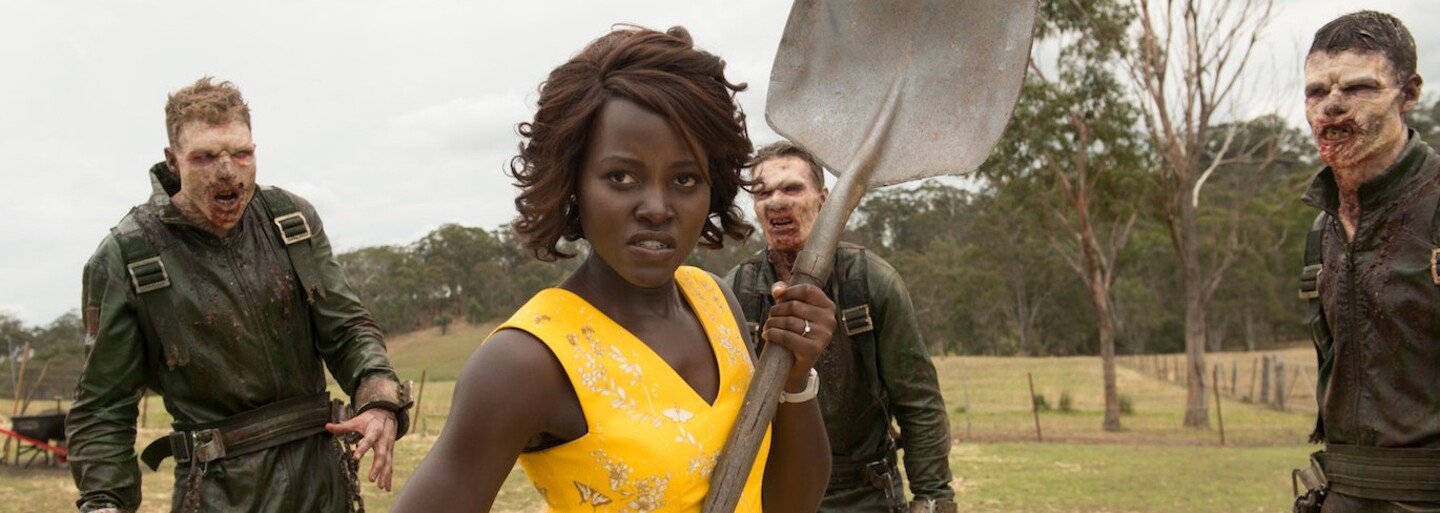 Učiteľka Lupita Nyong’o vraždí zombíkov a ochraňuje svojich žiakov. Tým nahovorila, že sa hrajú naháňačky
