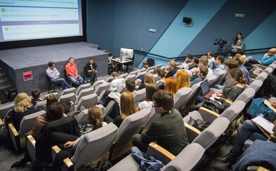 Učiteľom na univerzite nariadili, aby nepoužívali veľké písmená. Vraj žiakov znervózňujú a znepokojujú Učiteľom na univerzite nariadili, aby nepoužívali veľké písmená. Vraj žiakov znervózňujú a znepokojujú